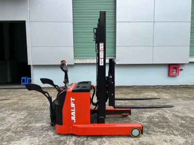 XE NÂNG ĐIỆN ĐỨNG LÁI 1.5 TẤN Q1530D