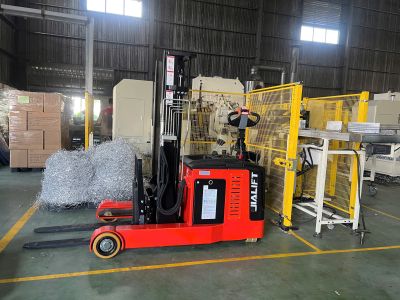 XE NÂNG ĐIỆN ĐỨNG LÁI 1.5 TẤN Q1530D
