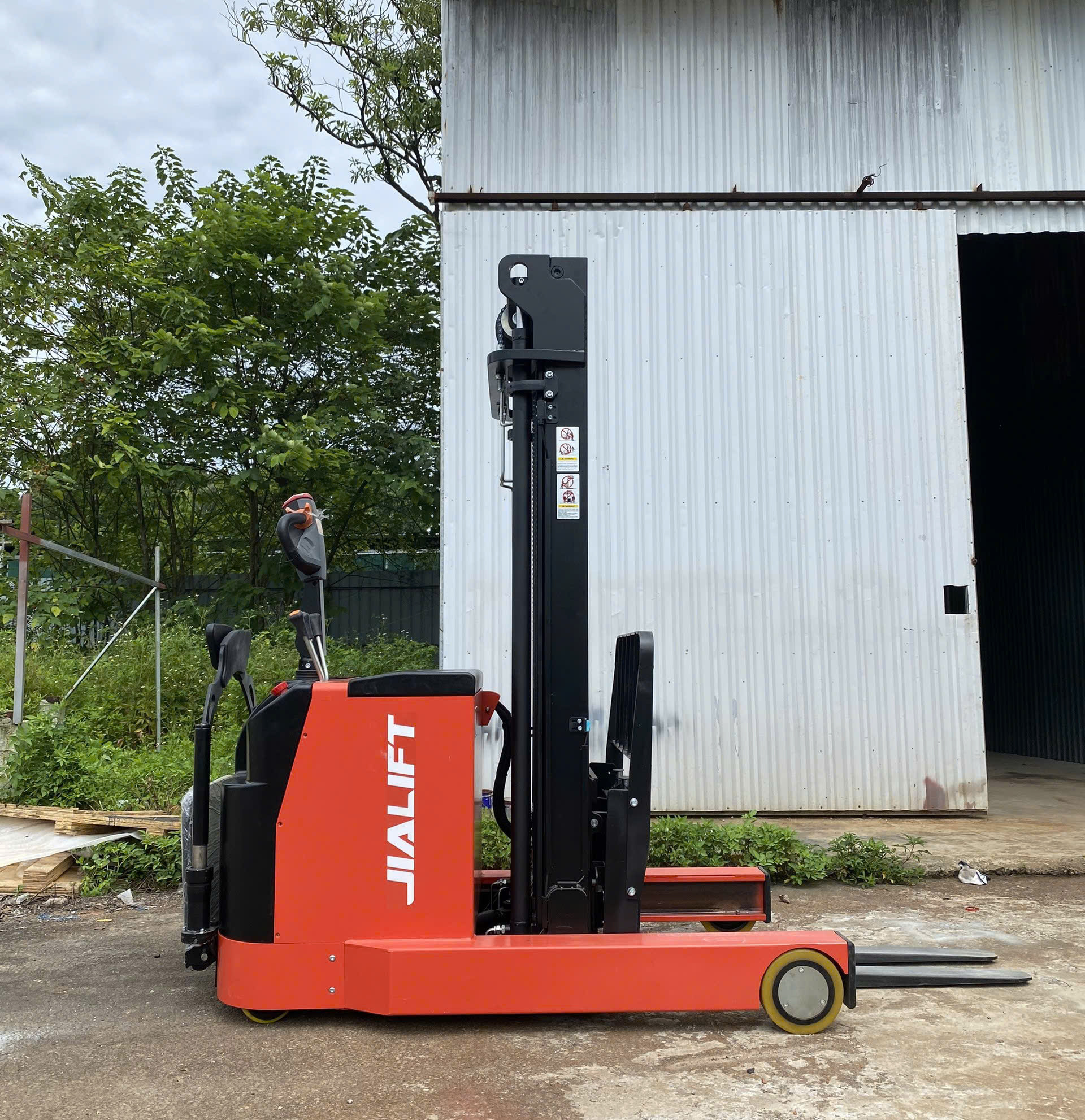 XE NÂNG ĐIỆN ĐỨNG LÁI 1.5 TẤN Q1530D